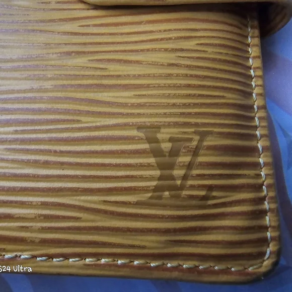 Louis Vuitton Epi fold snap wallet in Used Condition - Picture 8 of 16